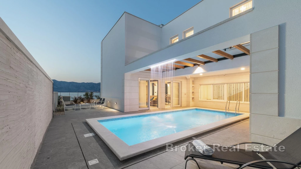 Luxurious secluded villa in the first row to the sea