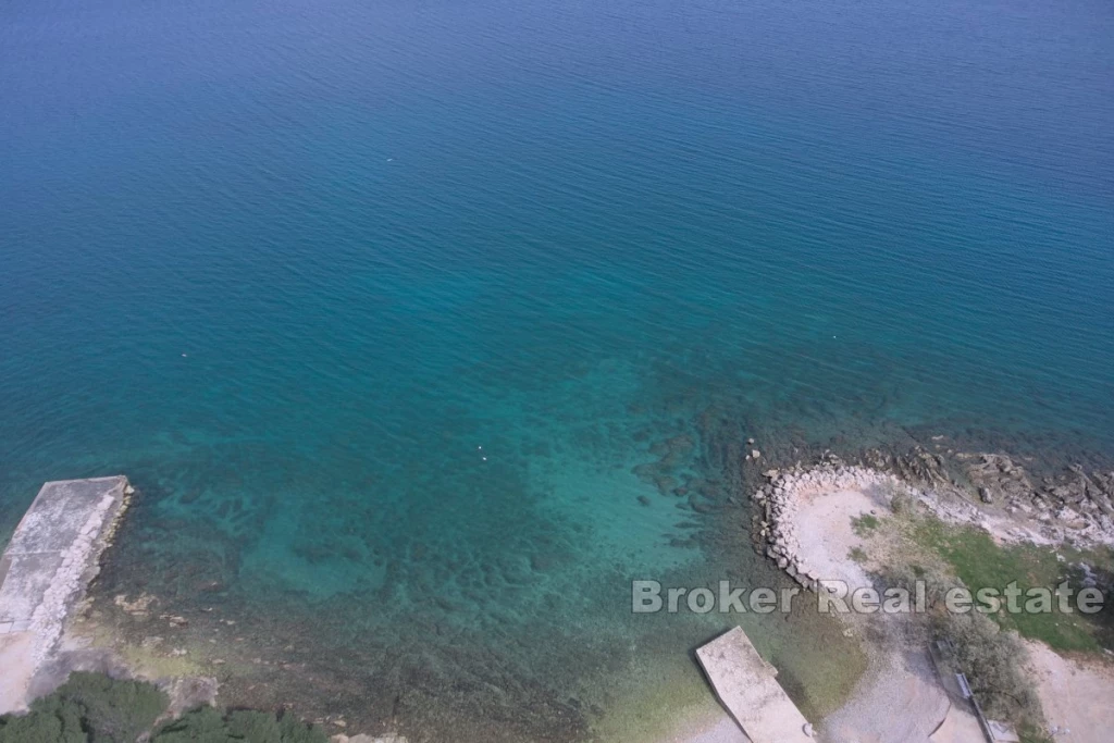 Building land in the second row to the sea