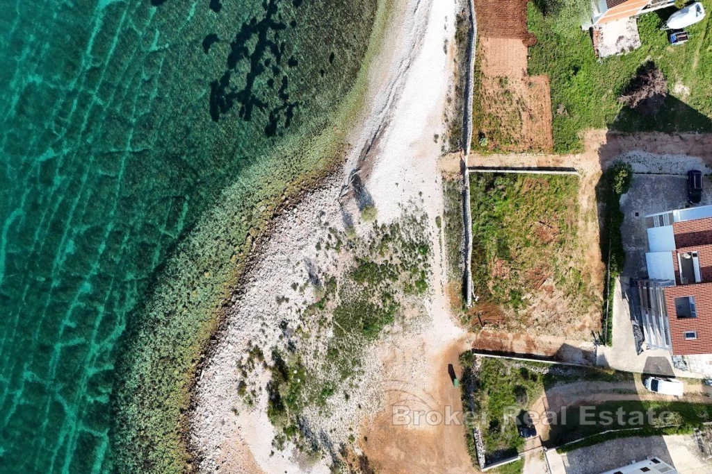 Building land in the first row to the sea