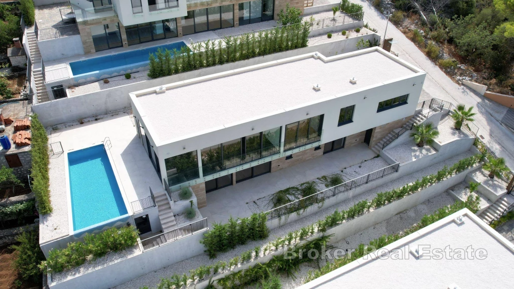 Villa with pool and open sea view