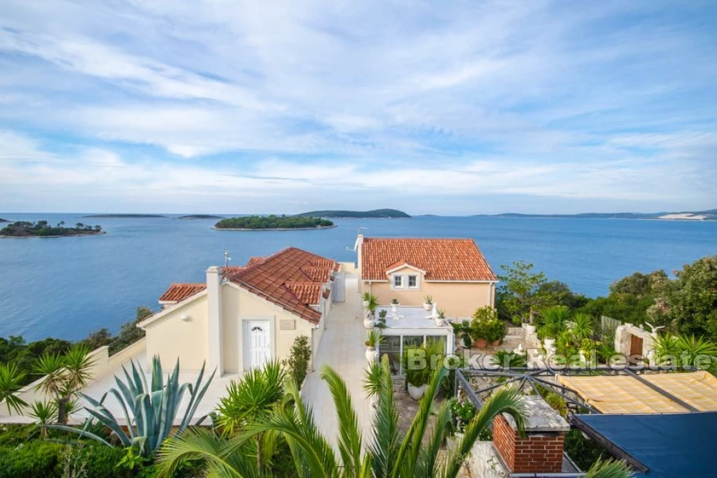 Apartment house in the first row to the sea