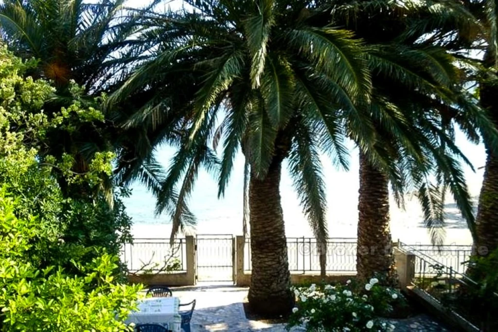 House by the sea, for sale