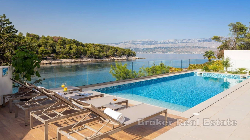 Luxury villa in the first row to the sea