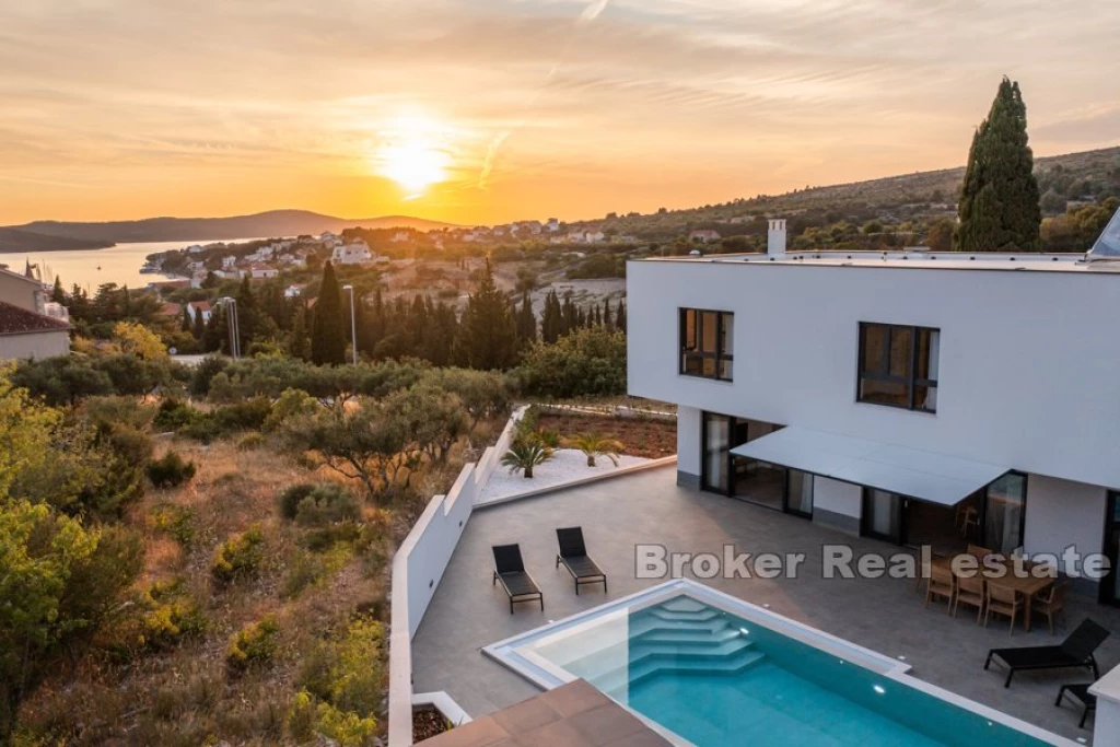Newly built villa with pool and sea view
