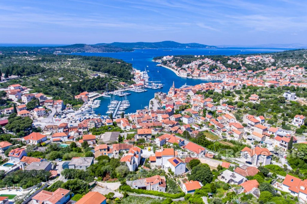 Large building plot with sea view