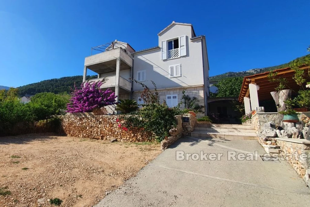 Apartment house with sea view