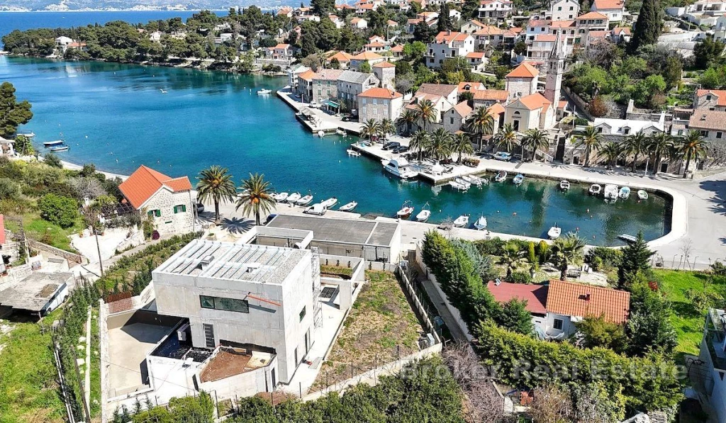 Villa in the first row to the sea