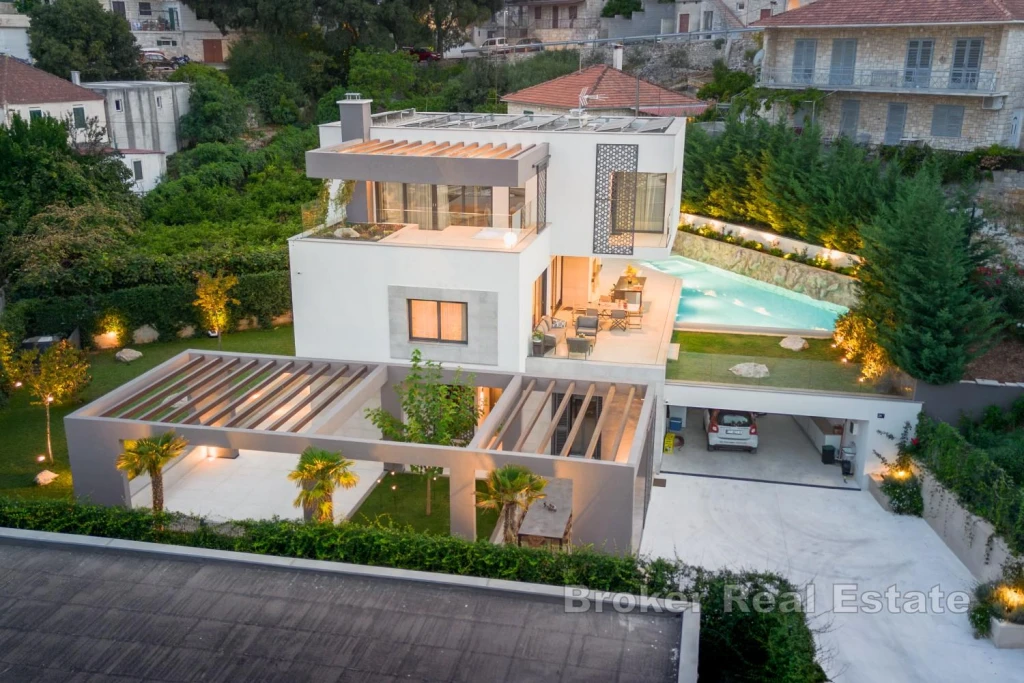 Villa in the first row to the sea