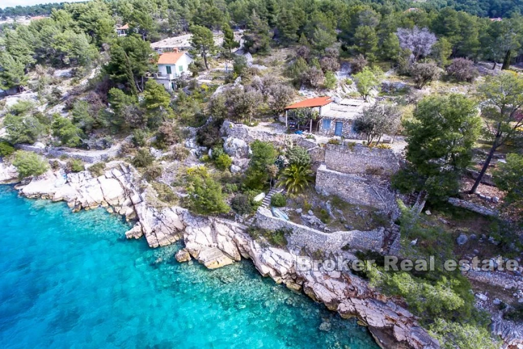 House in the first row to the sea, an exceptional location