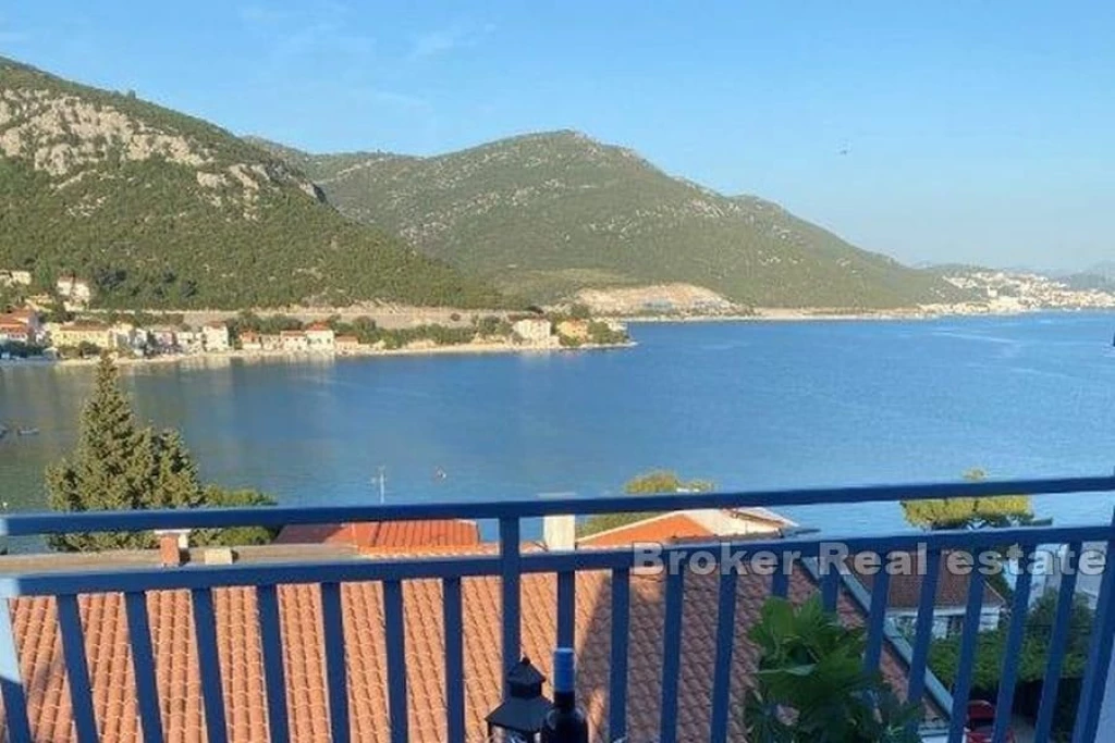 House with pool and sea view