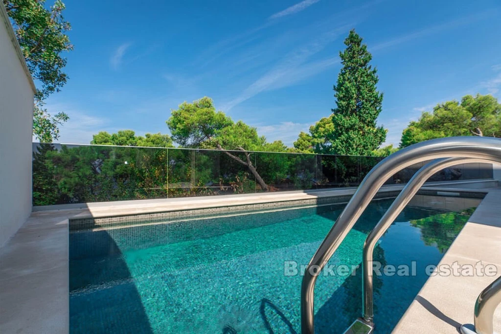 Villa with pool and open sea view