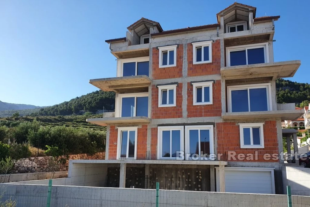 Apartment house with sea view