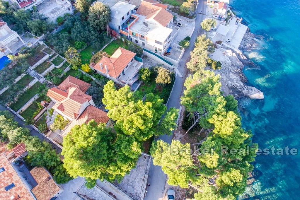 Detached house on 2 floors, by the sea