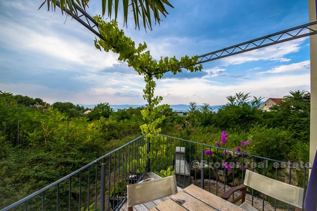 Stone house with swimming pool and panoramic view, for sale