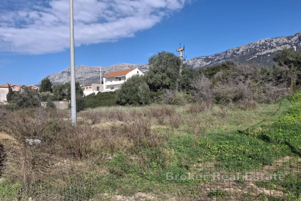 Building land next to a main road