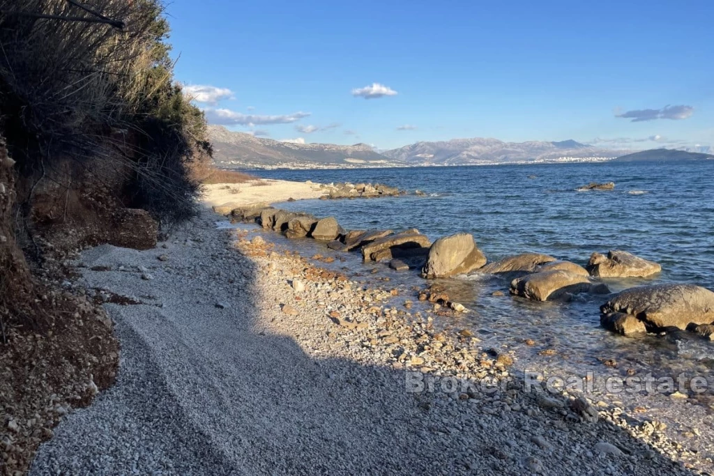 Building land in the first row to the sea