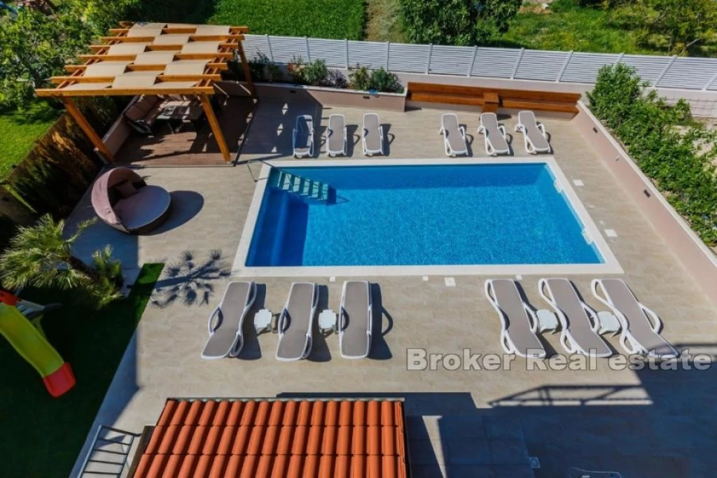 House with pool and sea view