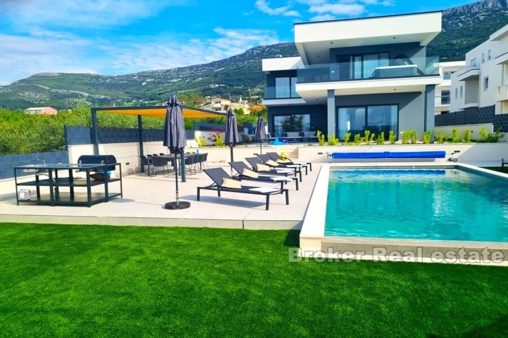 Newly built villa with pool and sea view