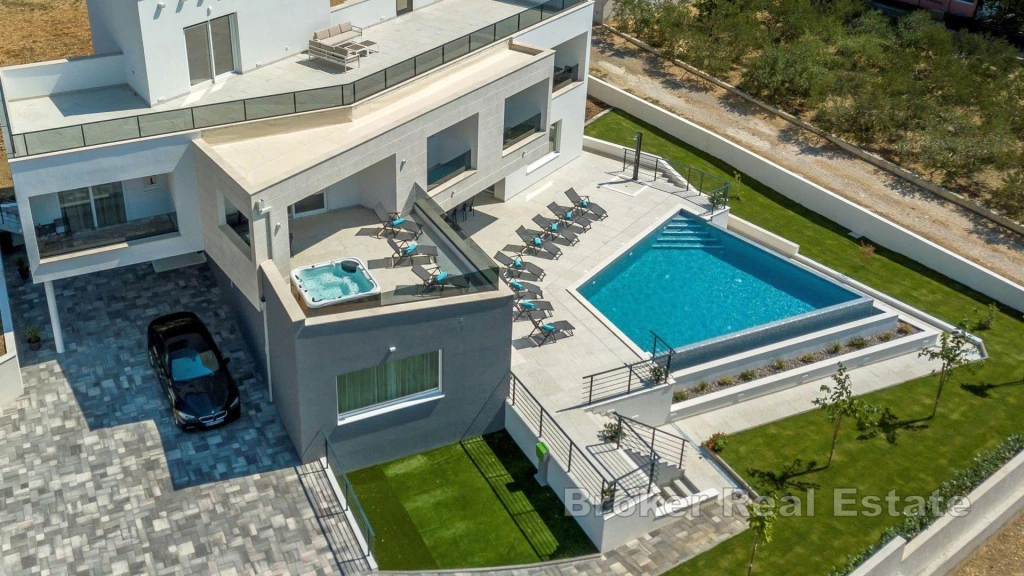 Villa with pool and sea view