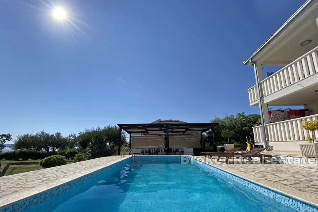 House with pool and sea view