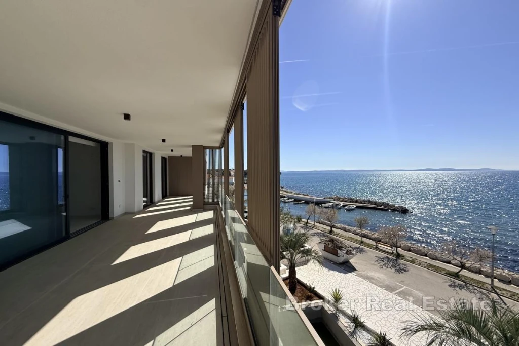 Exclusive penthouse with a swimming pool in the first row to the sea