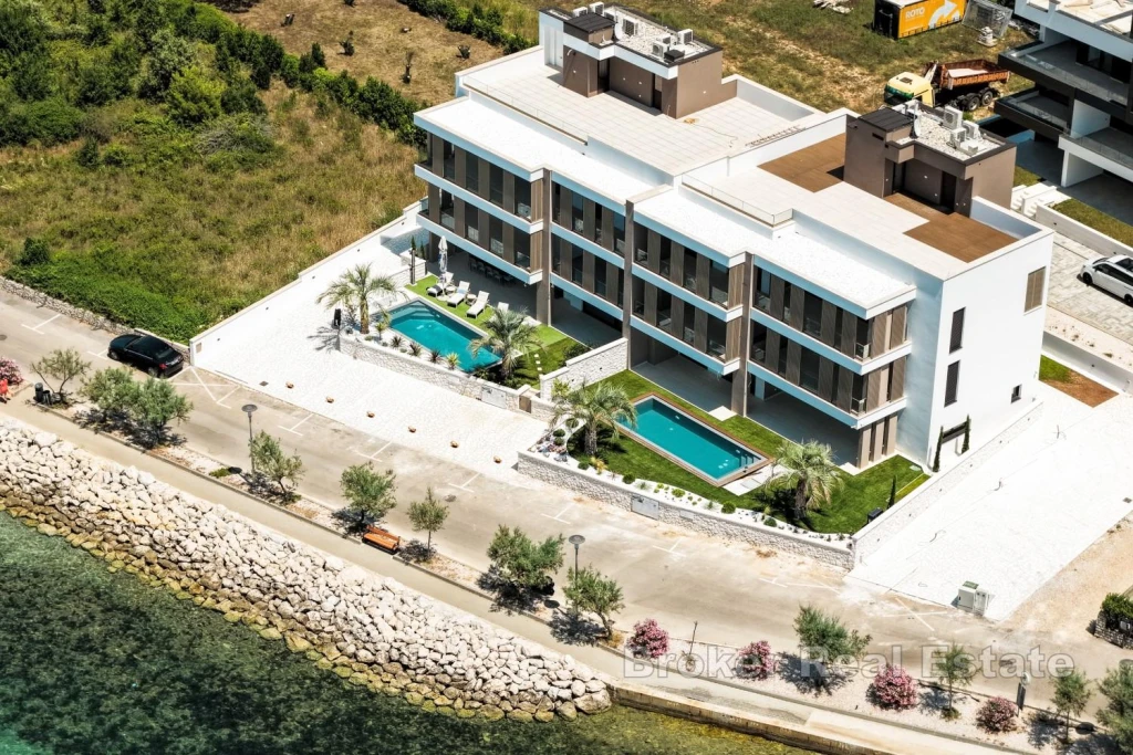 Exclusive penthouse with a swimming pool in the first row to the sea