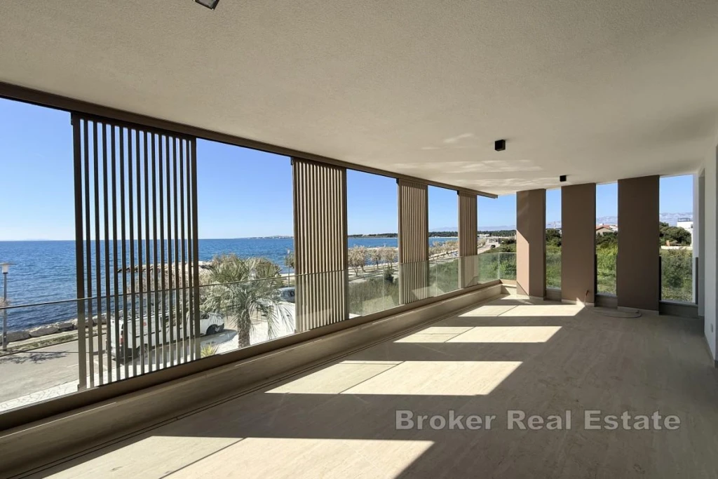 Apartment in a luxury building in the first row to the sea