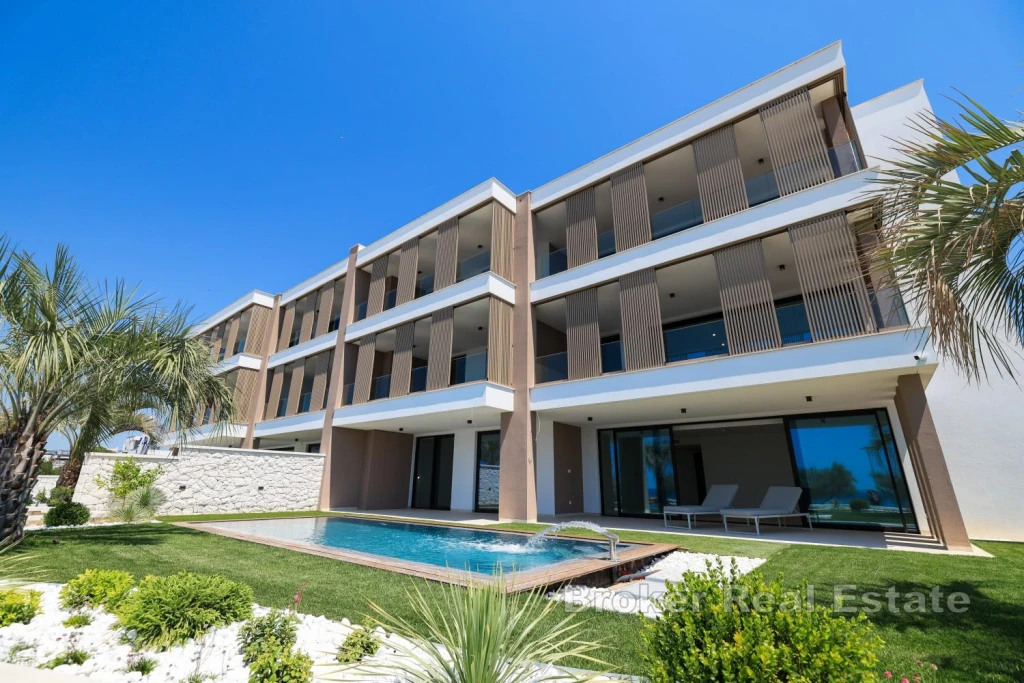 Apartment in a luxury building in the first row to the sea