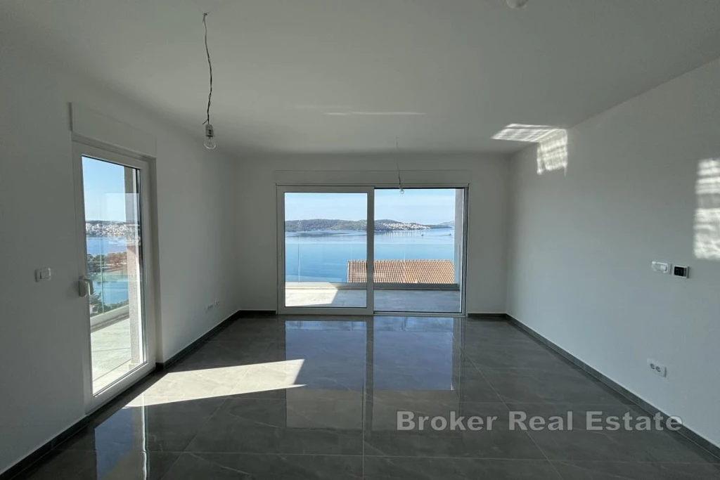 Extraordinary penthouse with roof terrace near the sea