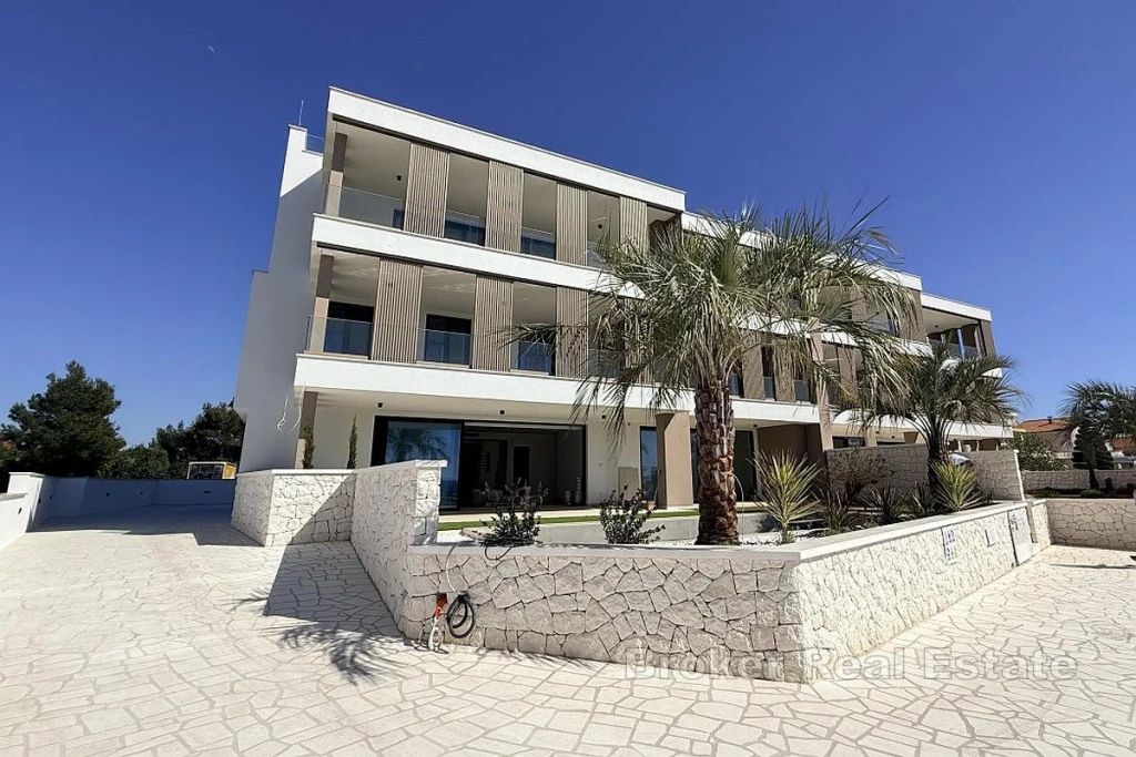 Exclusive apartment with a swimming pool in the first row to the sea