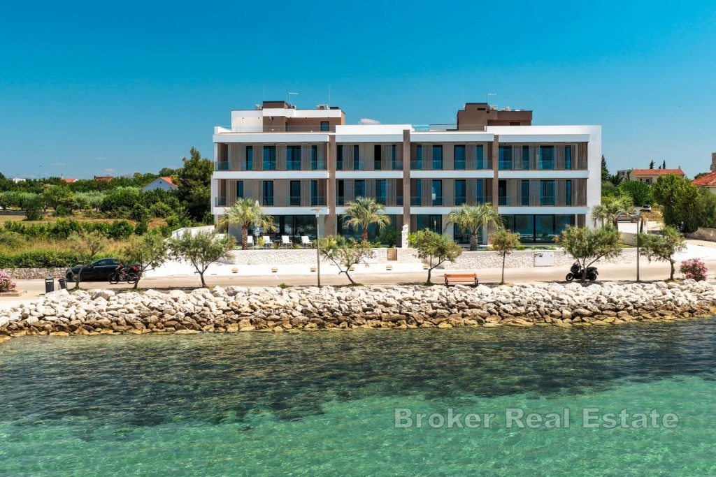 Exclusive apartment with a swimming pool in the first row to the sea