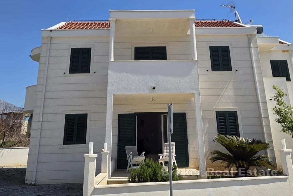 Spacious house in the first row to the sea