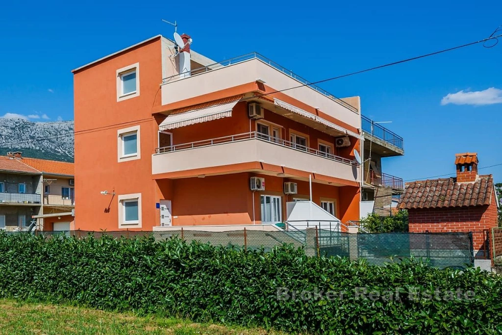 Apartment house second row from the sea in Kaštela