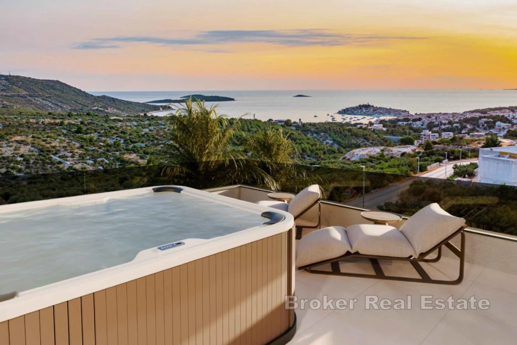 Luxury penthouse with panoramic sea views in a new building