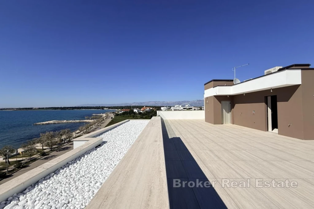 Exclusive penthouse with a roof terrace in the first row to the sea