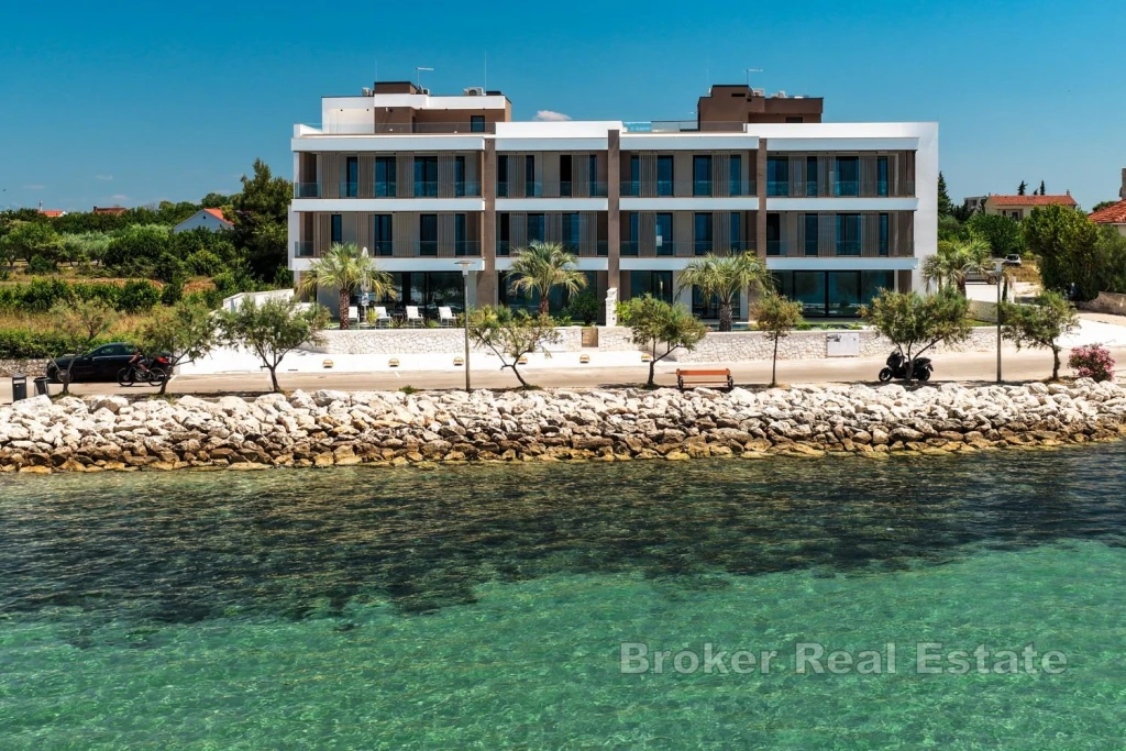 Exclusive penthouse with a roof terrace in the first row to the sea