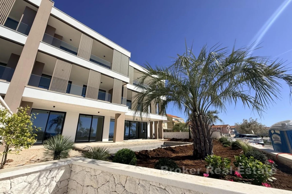 Luxurious two-bedroom apartment in the first row to the sea