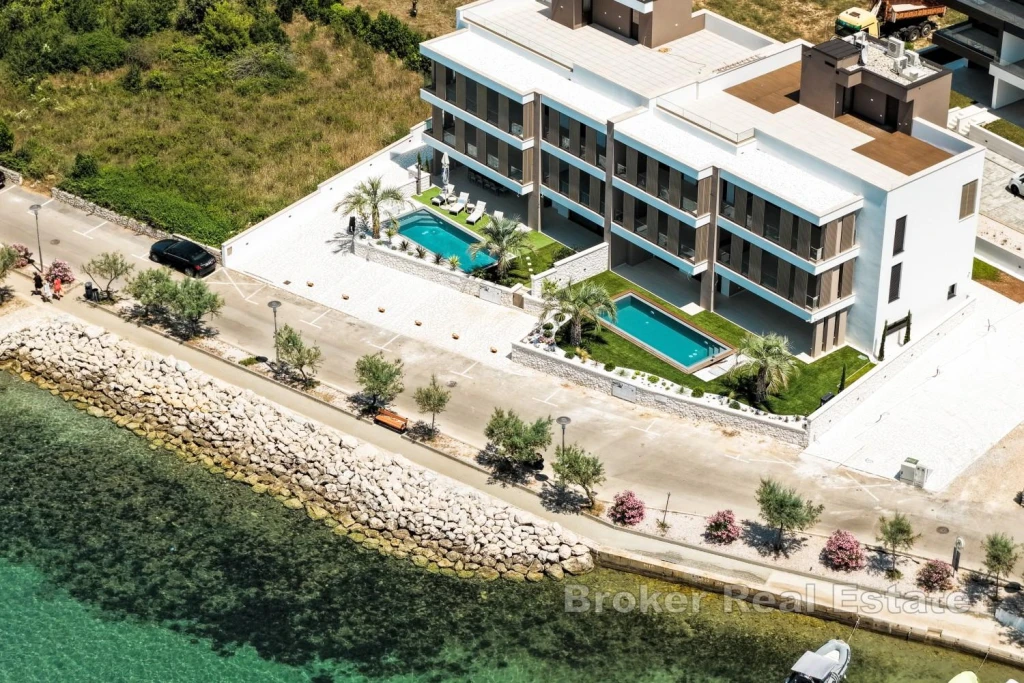 Luxurious two-bedroom apartment in the first row to the sea