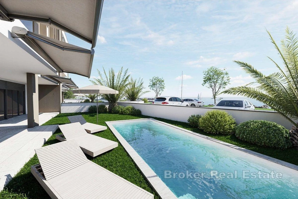 Luxury apartment with a swimming pool in the first row to the sea