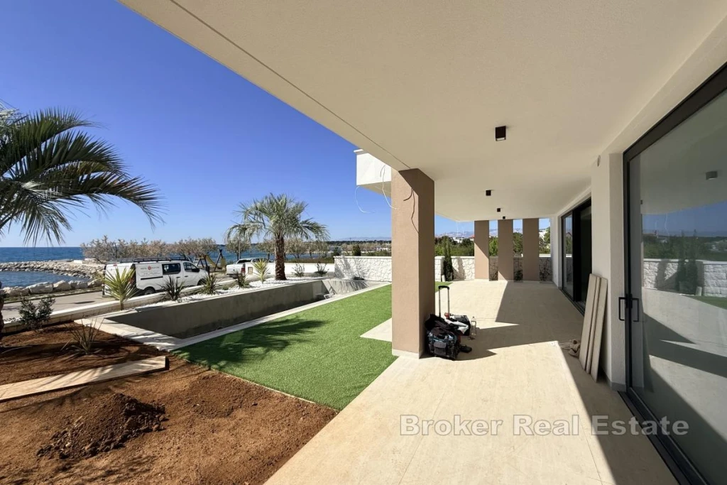 Luxury apartment with a swimming pool in the first row to the sea