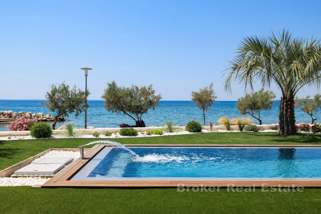 Luxury apartment with a swimming pool in the first row to the sea