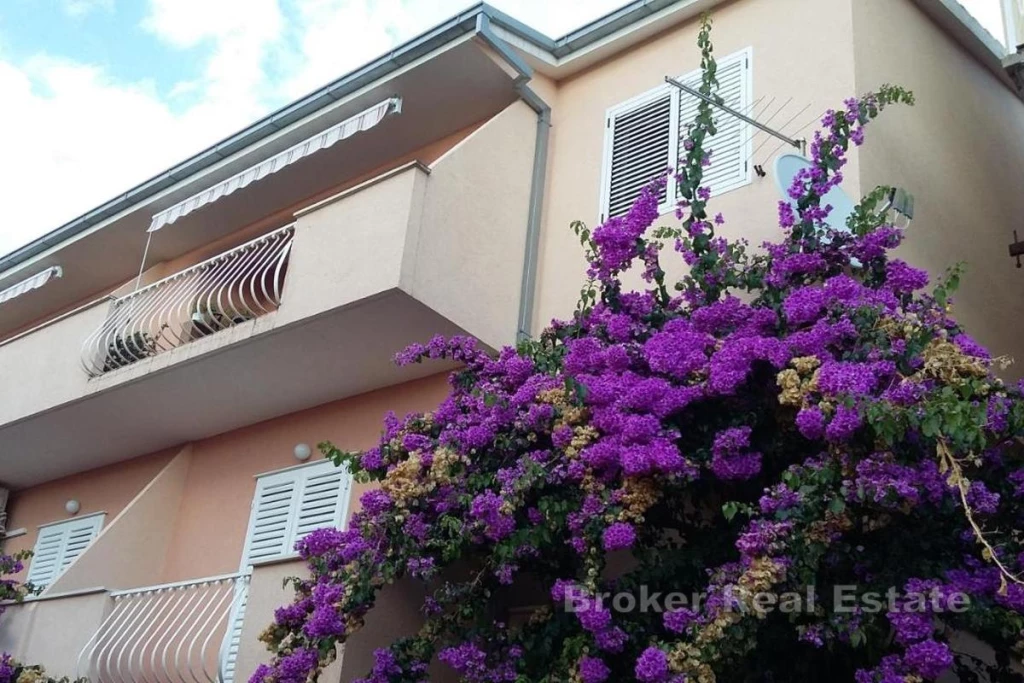 Apartment house with sea view