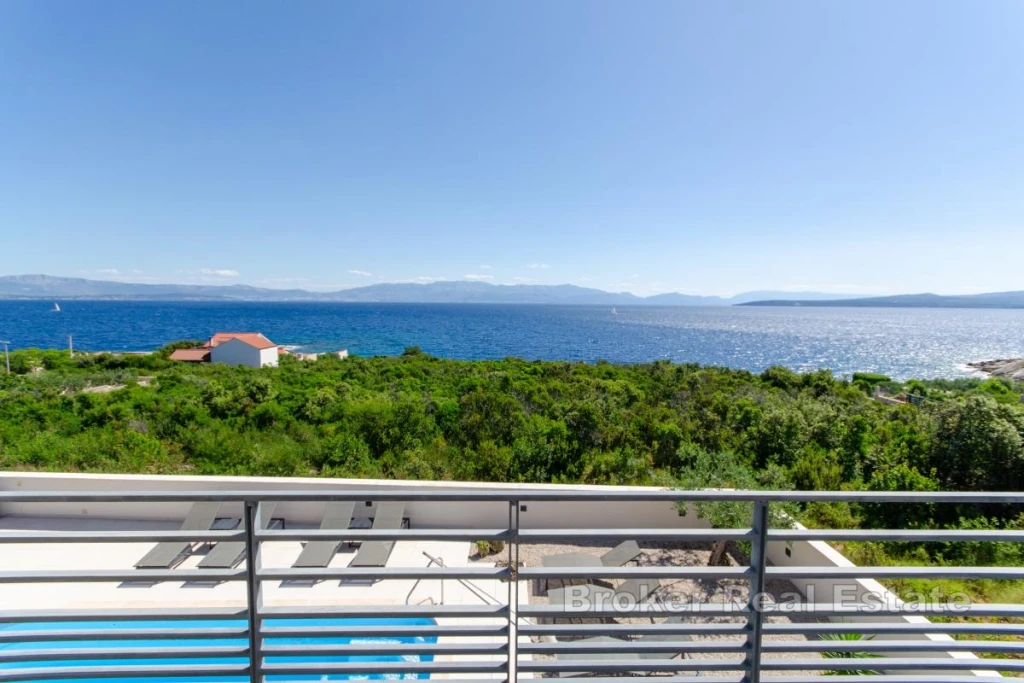 Luxury villa with 4 apartments and sea view