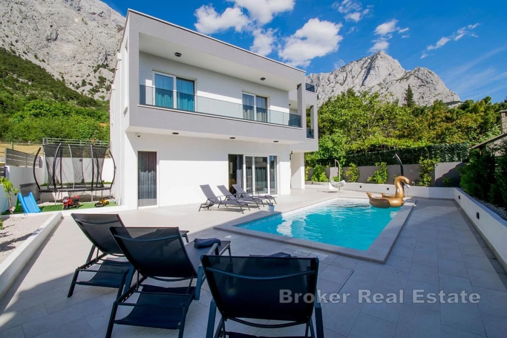 Villa with pool and sea view