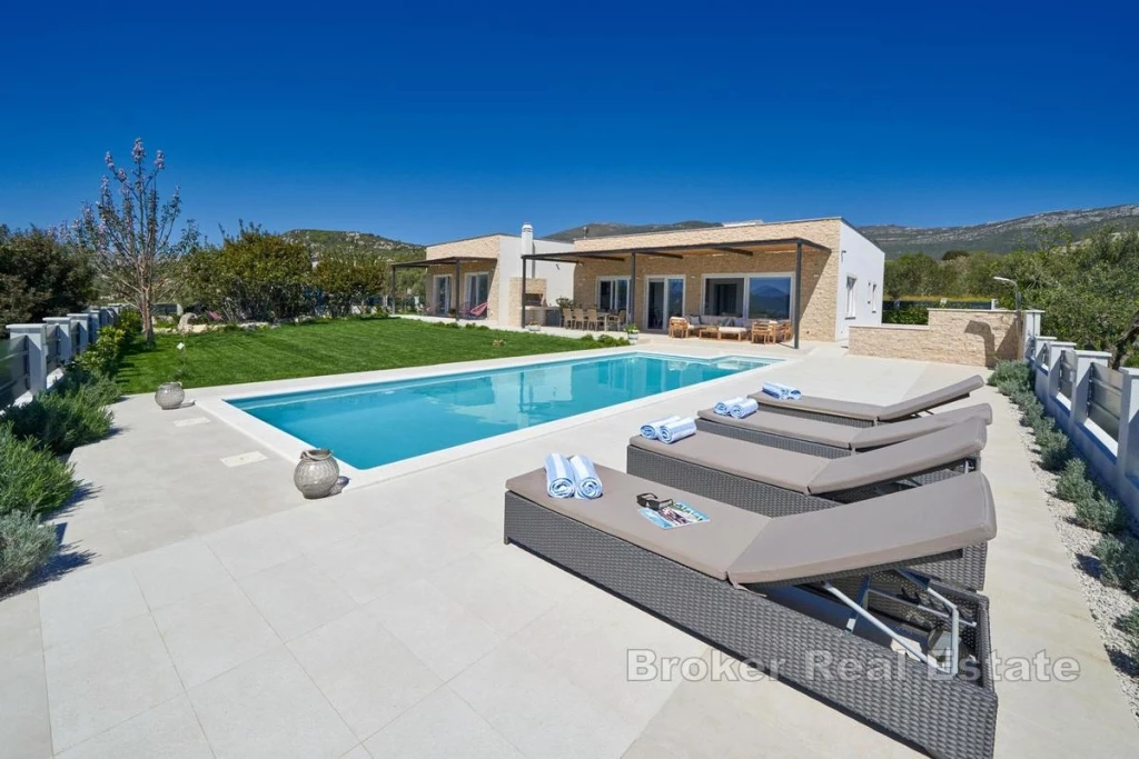 Modern house with pool in a quiet location