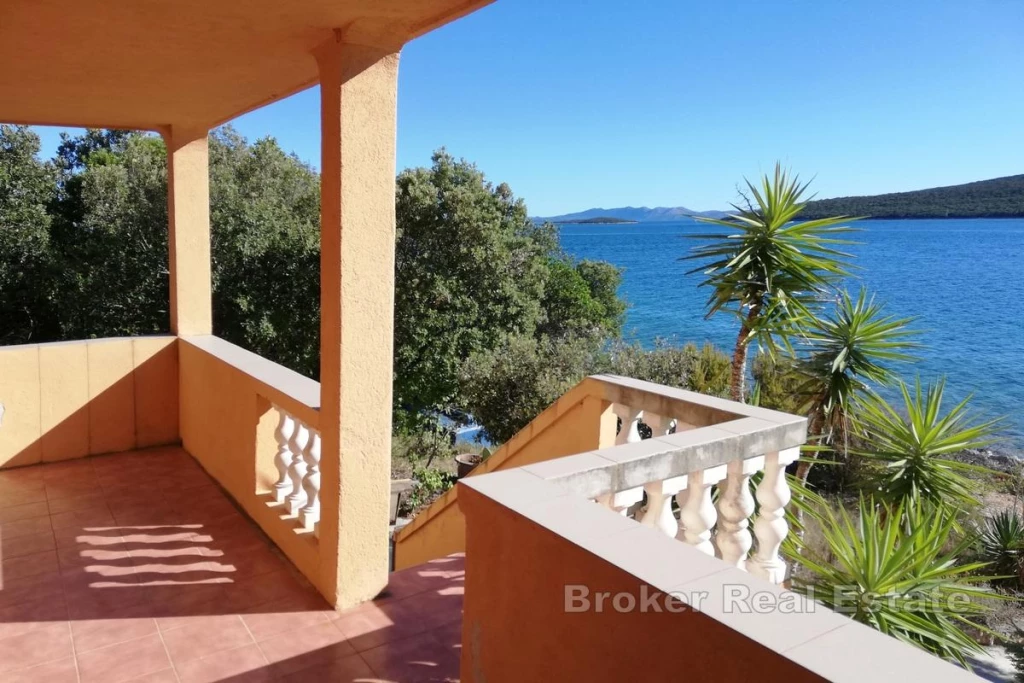 Detached house on the small island of Rivanj, first row to the sea