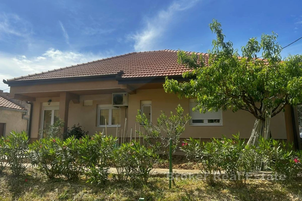 House with garage and garden in a strategic location in Split