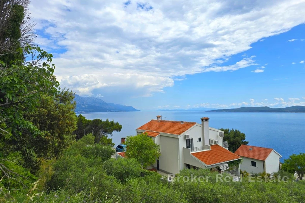 Apartment house with sea view