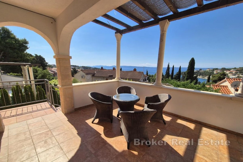 Three-bedroom apartment with sea view