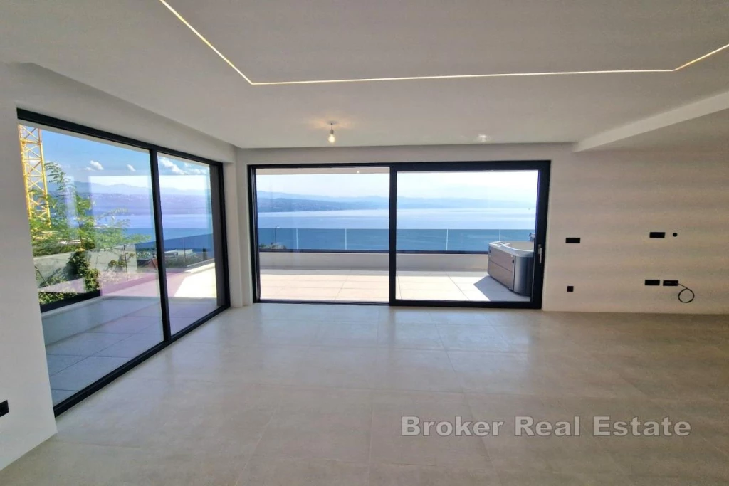 Luxurious three-room apartment with a panoramic view of the sea